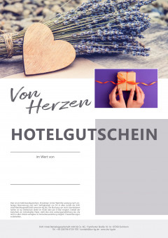 Gutschein Von Herzen mit Holzherz, Lanvendel und Geschenk auf lila Hintergrund