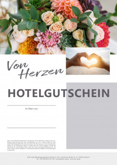Gutschein Von Herzen mit Blumenstrauß und Händen die vor Sonnenuntergang Herz bilden