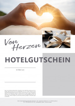 Gutschein Von Herzen mit Herz aus Händen vor Sonnenuntergang und Geschenk mit goldenem Band